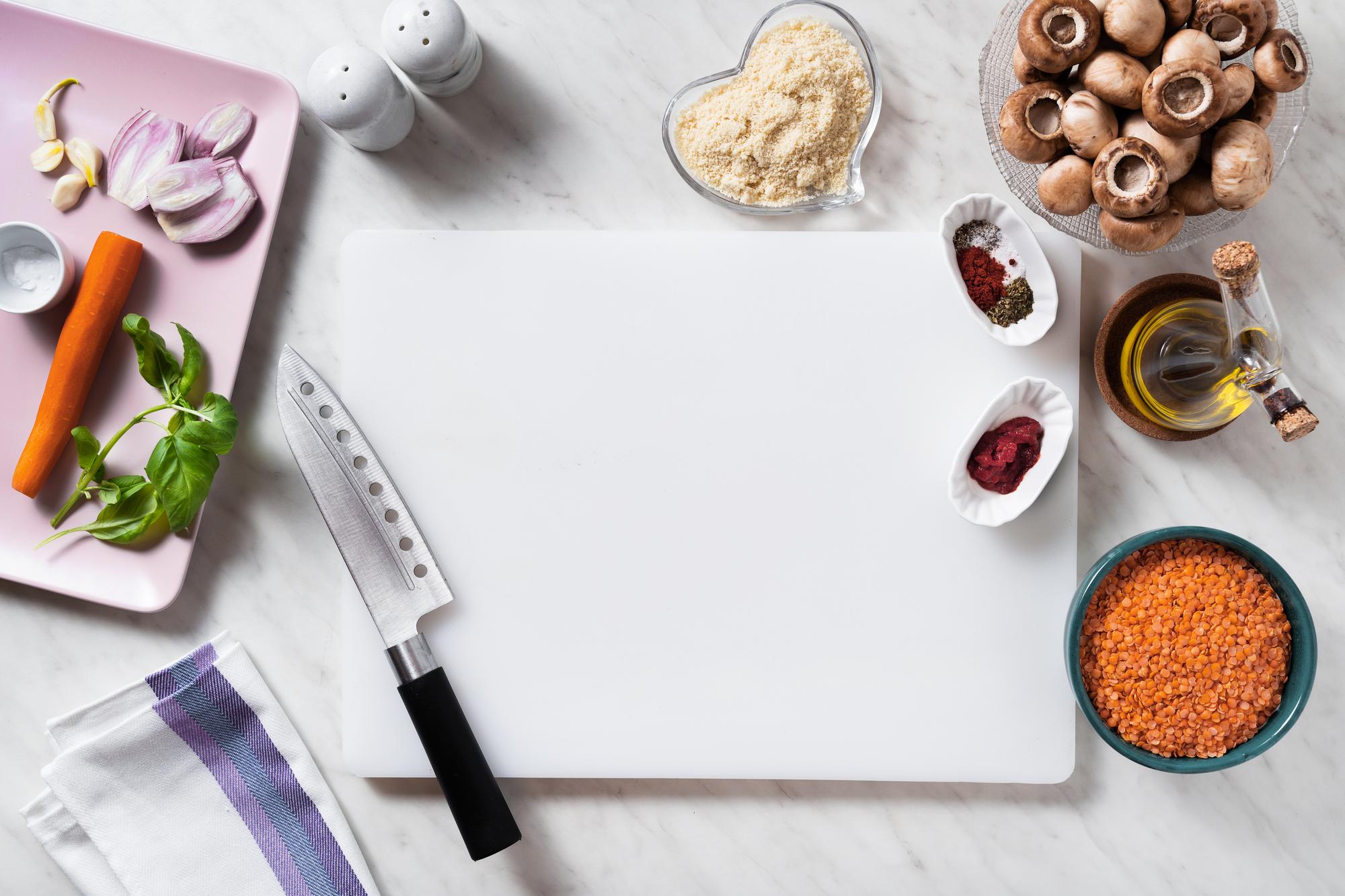 Banco cucina con ingredienti freschi e strumenti