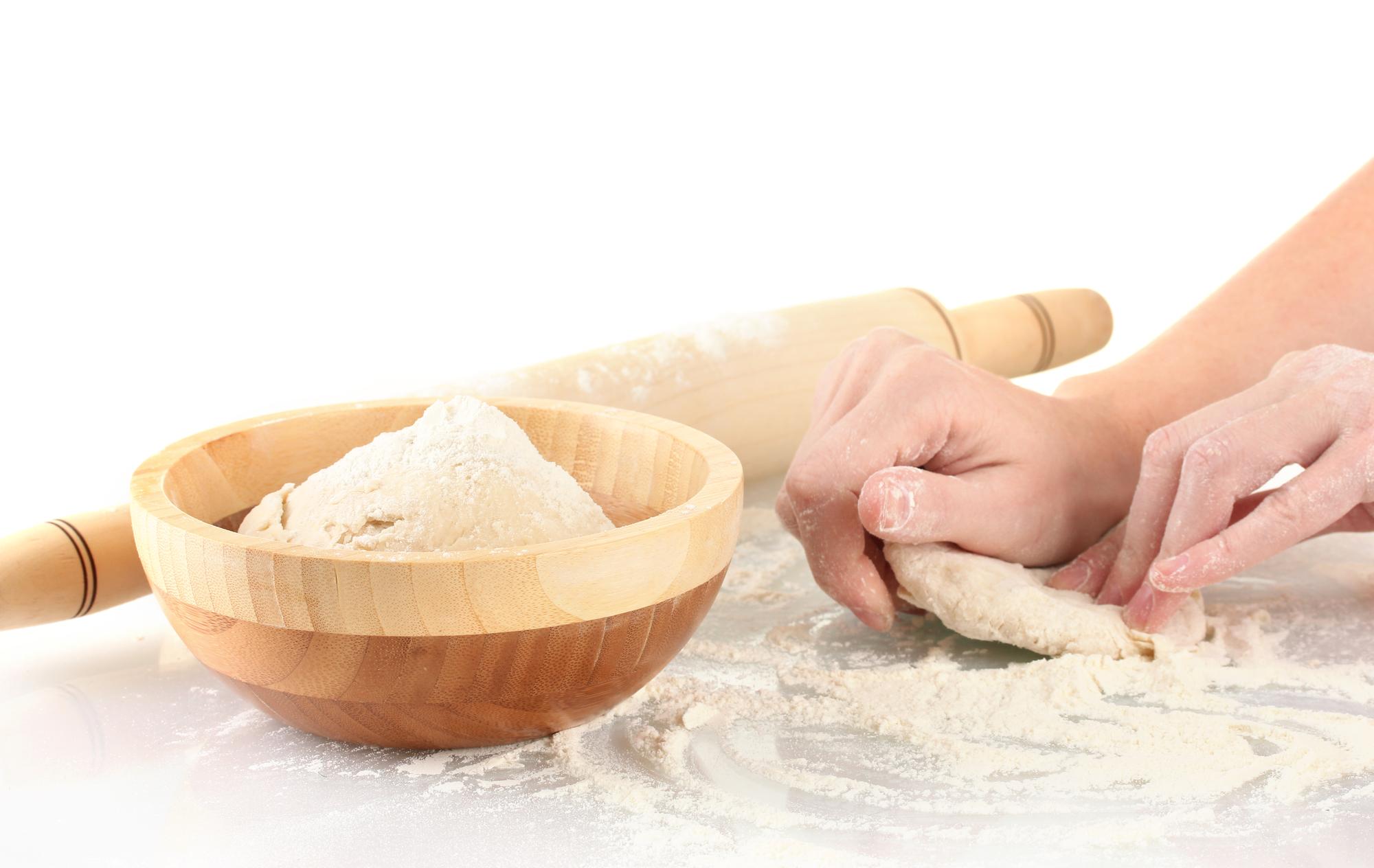 Dettaglio di mani che impastano