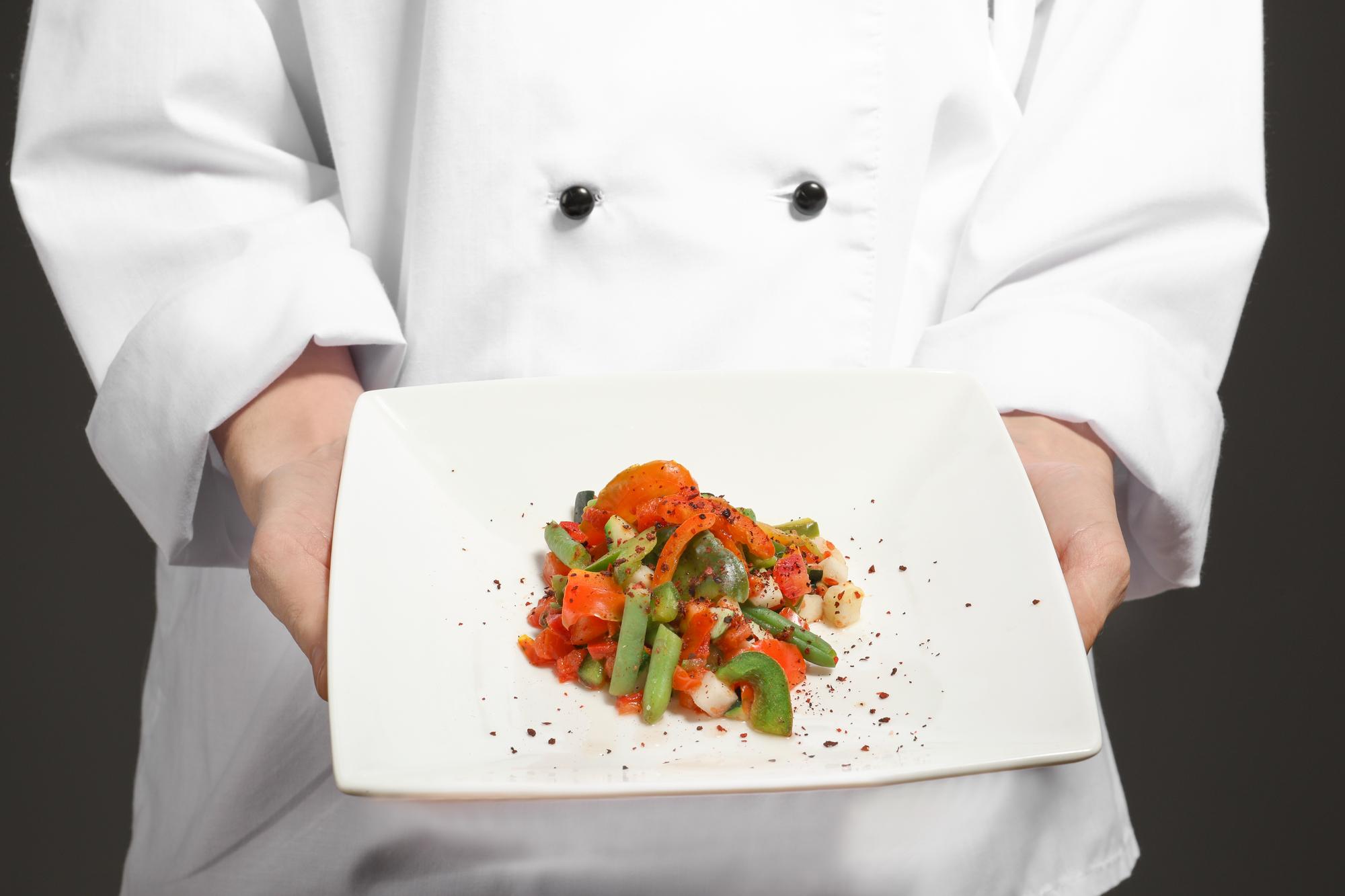 Chef che impiatta un piatto raffinato
